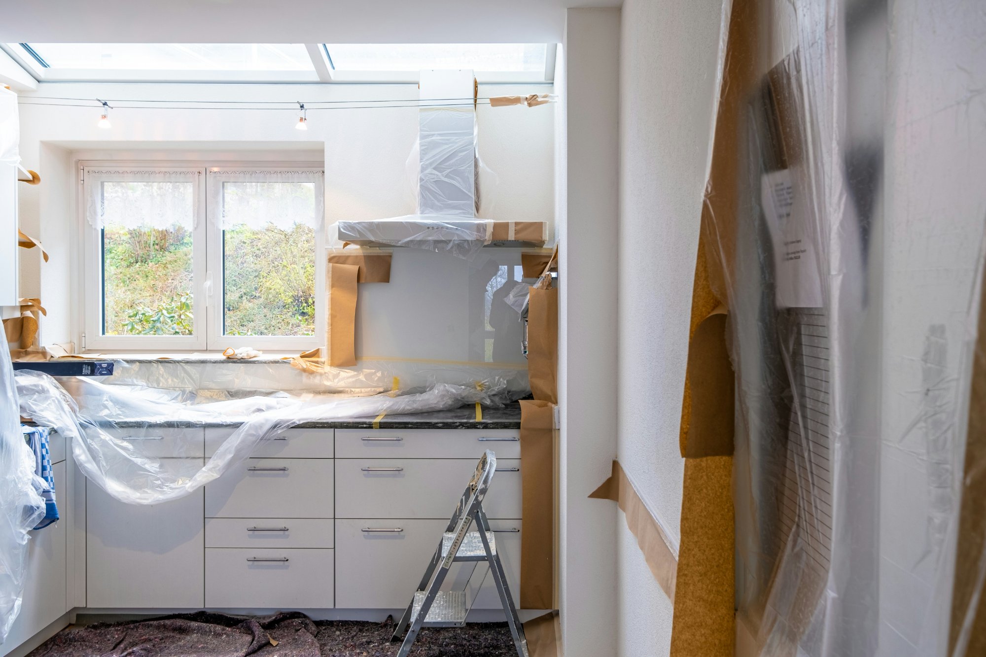 Rénovation intérieure commerciale — cuisine et espaces de travail, Grand Montréal